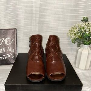 Baretraps Ivalyn Womens Brown Open Toe And  Heel Ankle Booties Wedge Zipper 7.5M